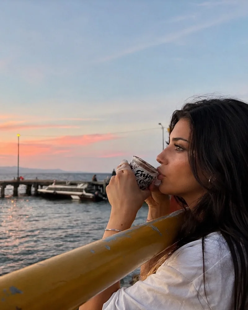 Elena sul mare al tramonto