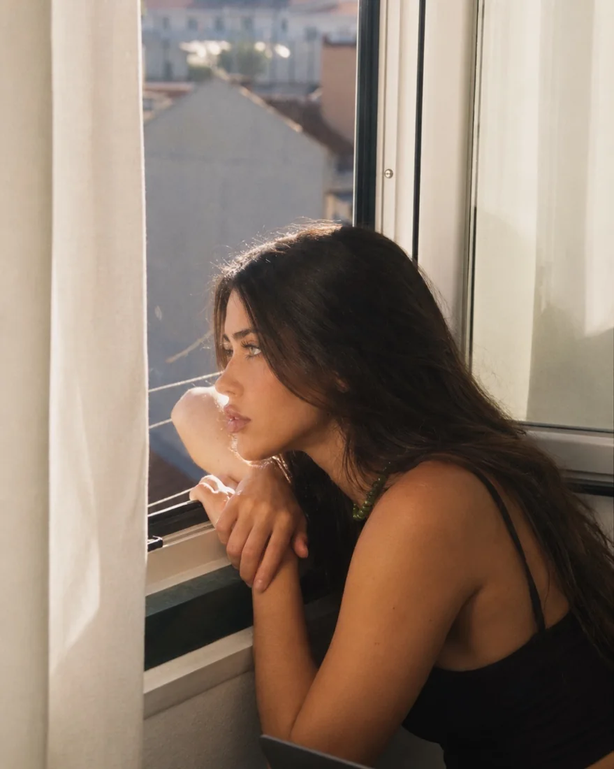 Elena nella luce del pomeriggio